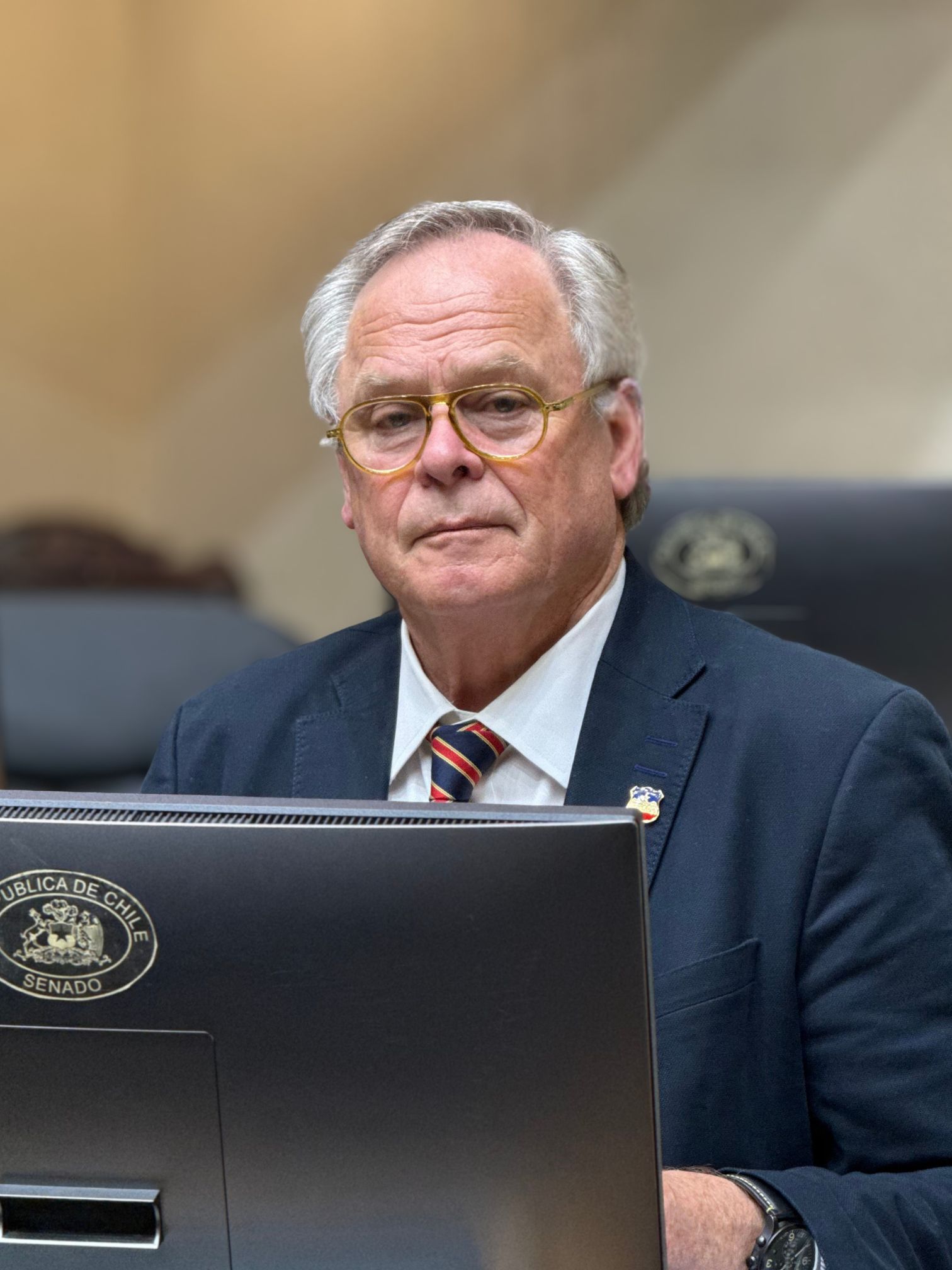 El senador Carlos Ignacio Kuschel en su puesto de trabajo en el Senado